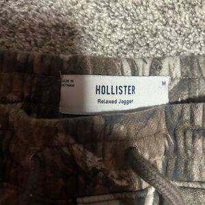 Hollister Men's Relaxed Jogger in Brown Camo